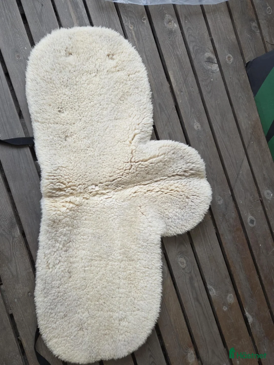 Schabrak & Vojlockar hästutrustning till salu: Dressyrvojlock fårskinn i Virsbo - Annons 3