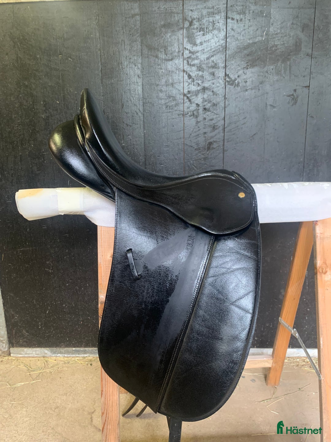 Sadlar hästutrustning till salu: Dressyrsadel Bates Caprilli 16" i Kimstad - Annons 2