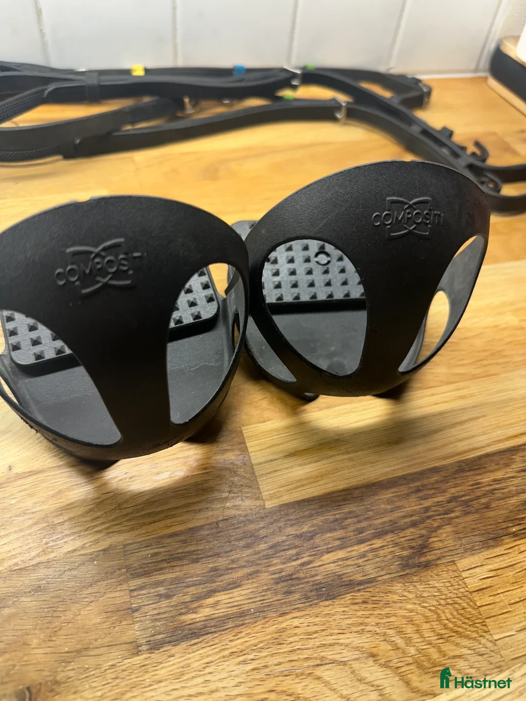 Stigbyglar hästutrustning till salu: COMPOSITI Tåskydd med stigbygelplatta - Annons 5