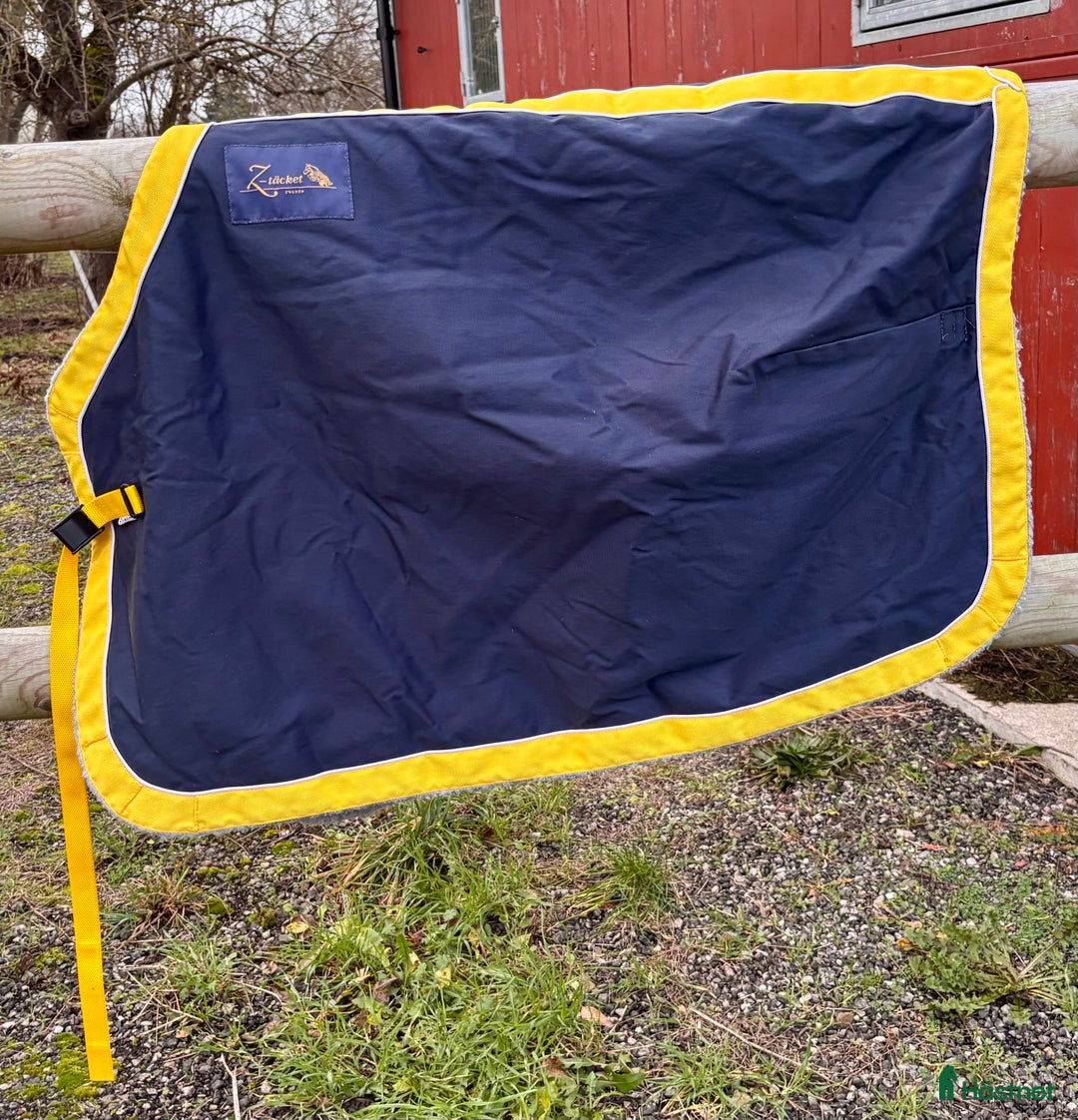 Täcken hästutrustning till salu: Snyggt Z-täcke strl 145 i Lund - Annons 1