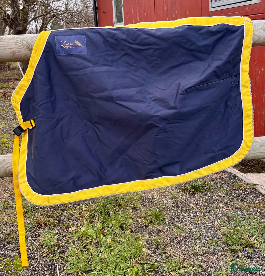 Täcken hästutrustning till salu: Snyggt Z-täcke strl 145 - Annons 1