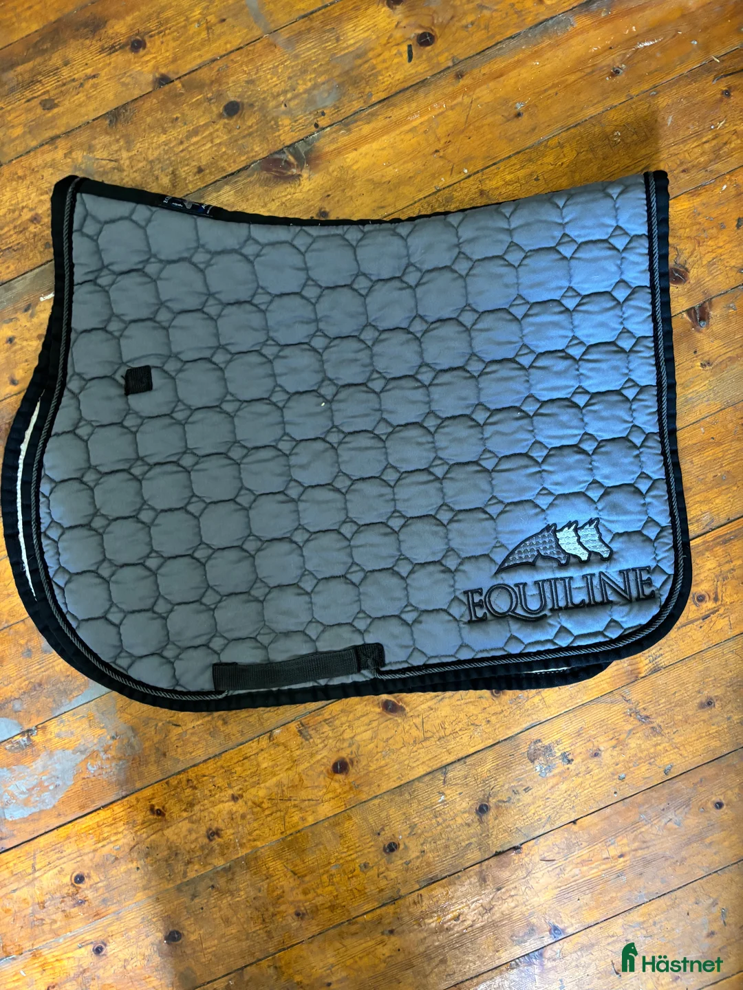 Schabrak & Vojlockar hästutrustning till salu: Fint Equiline schabrak! - Annons 1