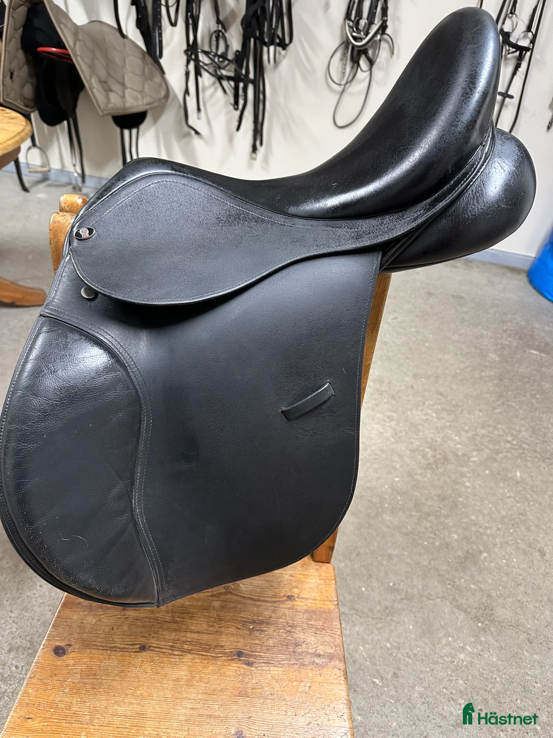 Sadlar hästutrustning till salu: Allround mot hoppsadel 17.5 - Annons 1