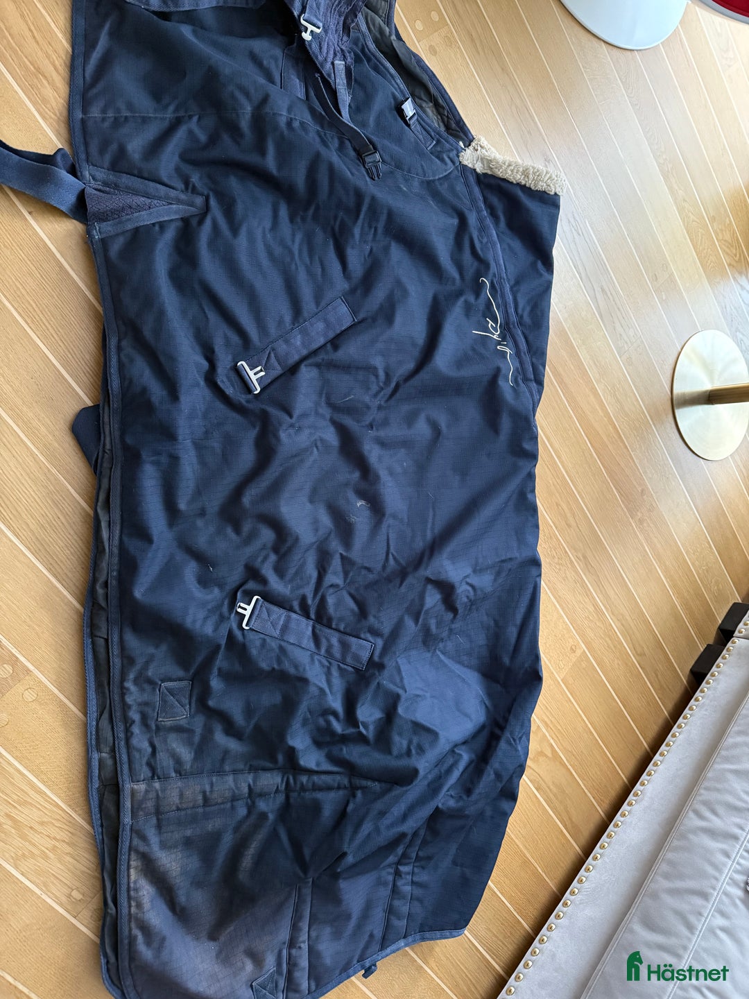 Täcken hästutrustning till salu:  Mysigt vintertäcke från Dy’on med lyxig känsla i Saltsjö-Boo - Annons 2