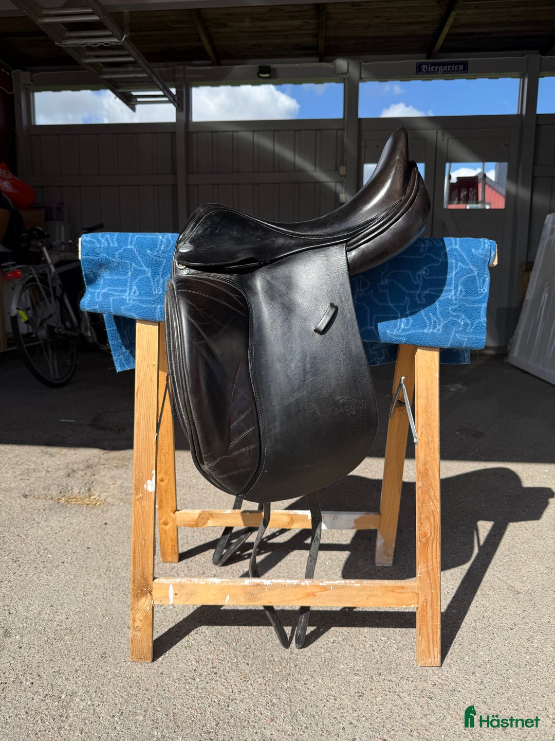 Sadlar hästutrustning till salu: Nyomstoppad Jaguar i Linköping - Annons 1