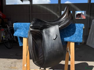 Sadlar hästutrustning till salu: Nyomstoppad Jaguar i Linköping - Annons 1