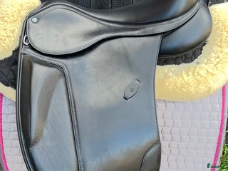 Sadlar hästutrustning till salu: Helt ny Arena Dressage monoflap i Vollsjö - Annons 1