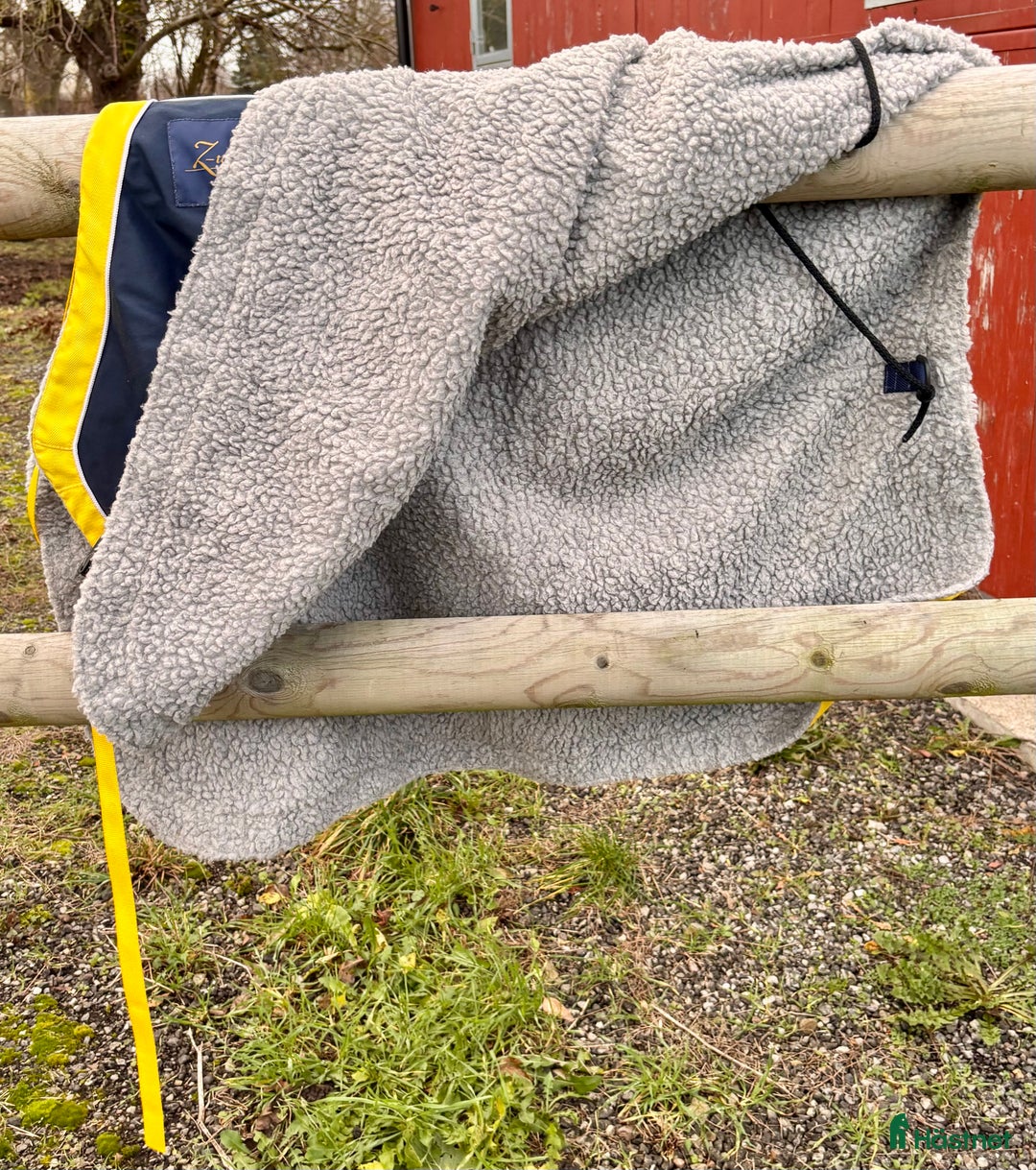 Täcken hästutrustning till salu: Snyggt Z-täcke strl 145 i Lund - Annons 2