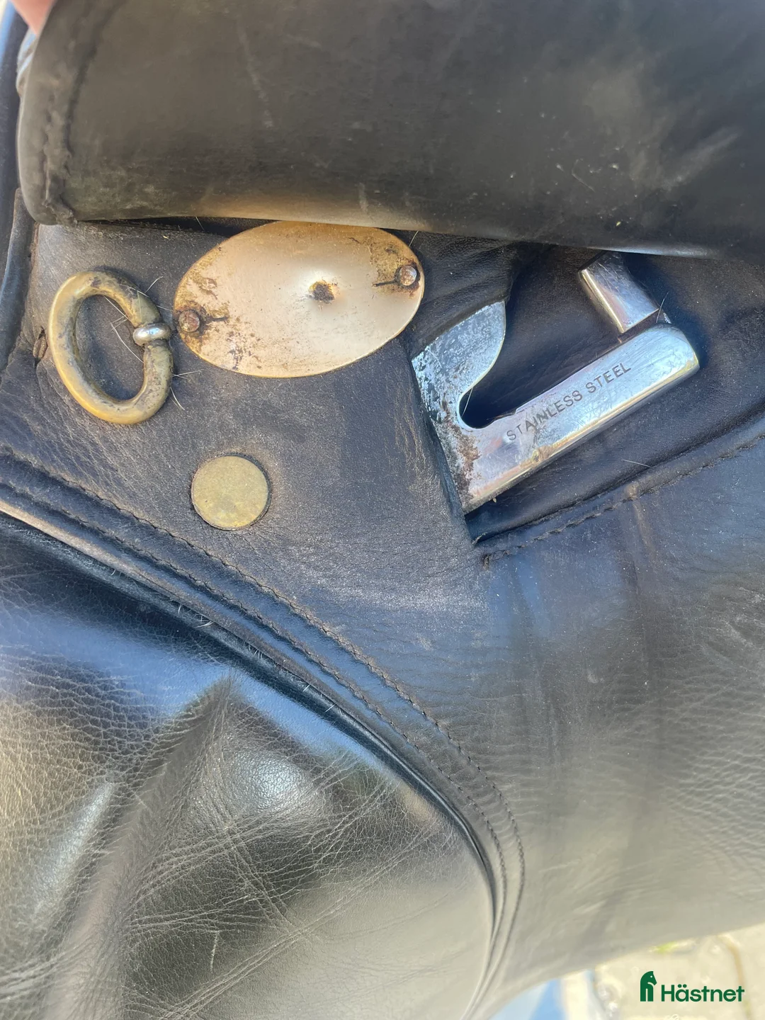 Sadlar hästutrustning till salu: Svart santa Cruz sadel i Grästorp - Annons 6