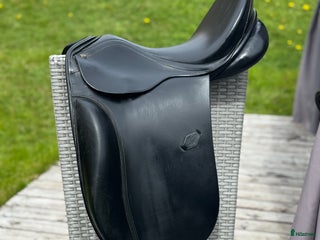 Sadlar hästutrustning till salu: Svart dressyrsadel i Frösön - Annons 17