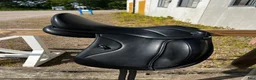 Sadlar hästutrustning till salu: Ikonic light 17” dressyr - Annons 1
