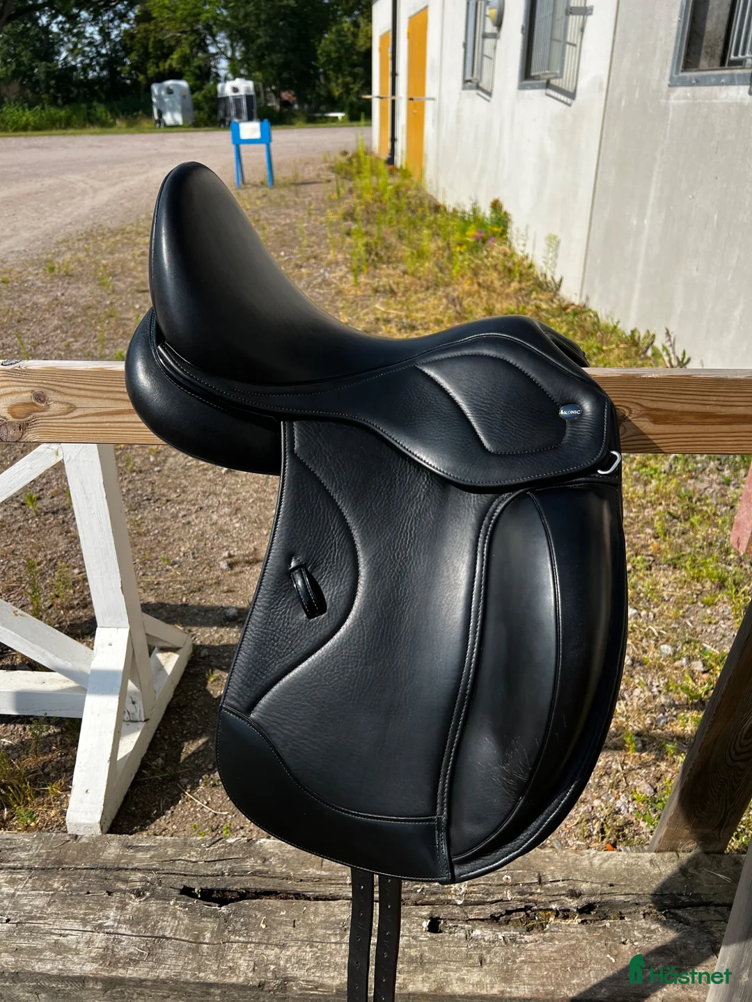 Sadlar hästutrustning till salu: Ikonic light 17” dressyr - Annons 1