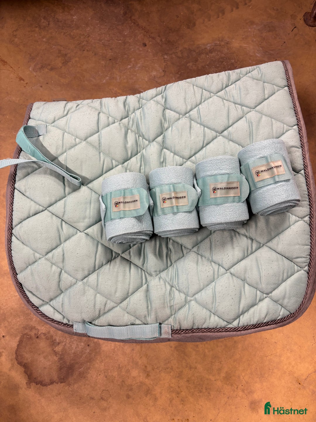 Schabrak & Vojlockar hästutrustning till salu: Waldhausen dressyrschabrak med benlindor i Västerhaninge - Annons 2