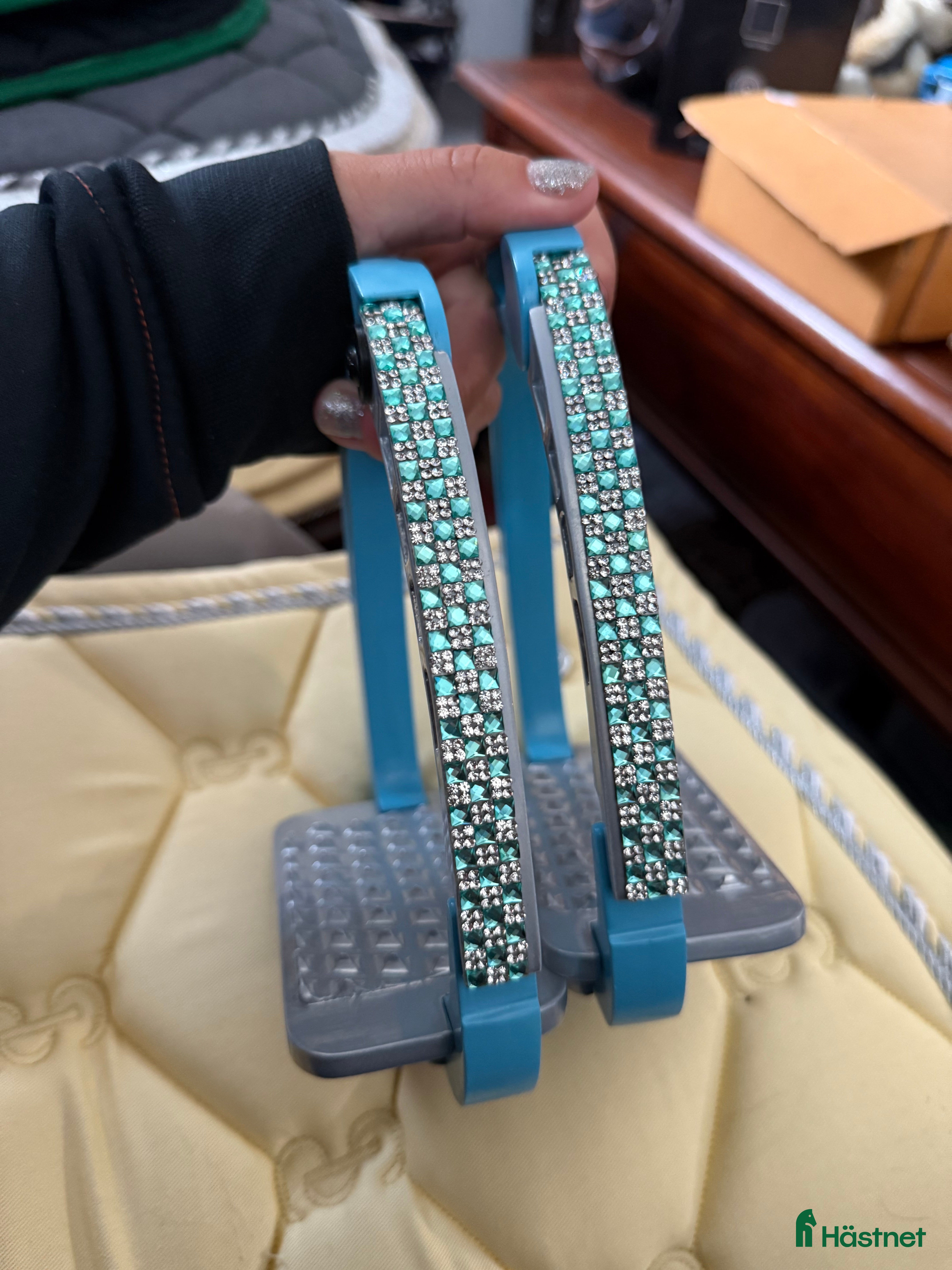 Stigbyglar hästutrustning till salu: Snygg bling ljusblå stigbyglar  i Vassmolösa - Annons 9