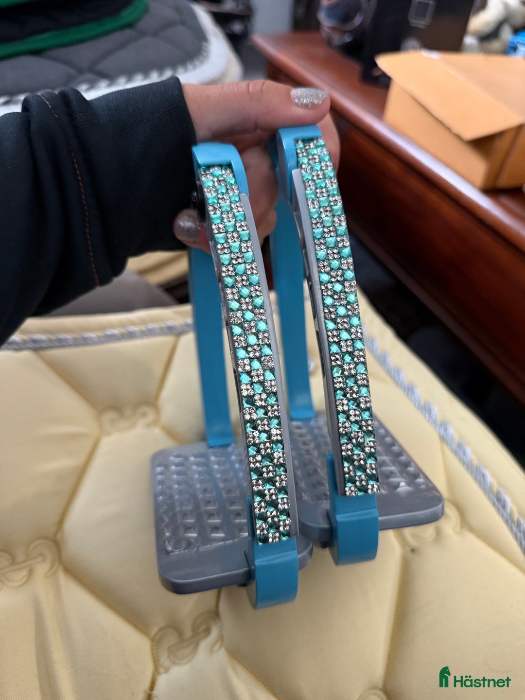 Stigbyglar hästutrustning till salu: Snygg bling ljusblå stigbyglar  i Vassmolösa - Annons 1