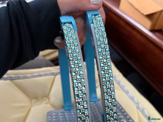 Stigbyglar hästutrustning till salu: Snygg bling ljusblå stigbyglar i Vassmolösa - Annons 2