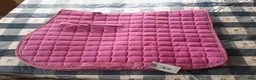 Schabrak & Vojlockar hästutrustning till salu: rosa schabrak med silver detalj cob - Annons 1