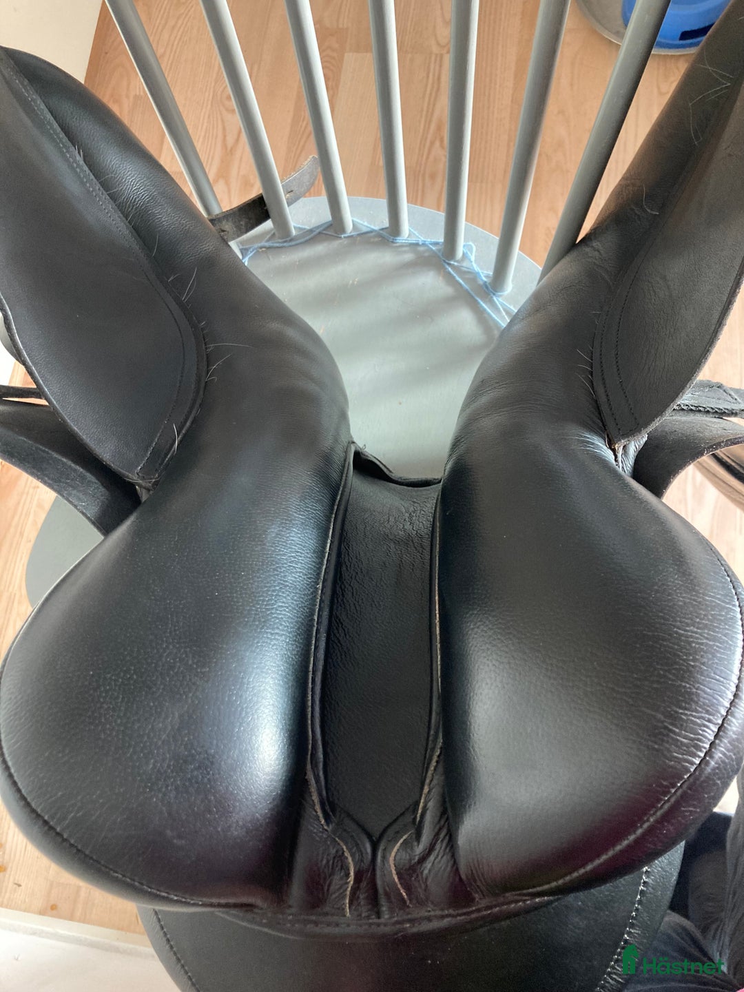 Sadlar hästutrustning till salu: Äldre Claridge House dressyrsadel i Vallentuna - Annons 5