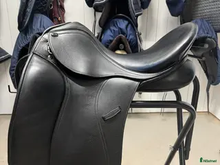 Sadlar hästutrustning till salu: Dressyrsadel PDS euro i Vara - Annons 1