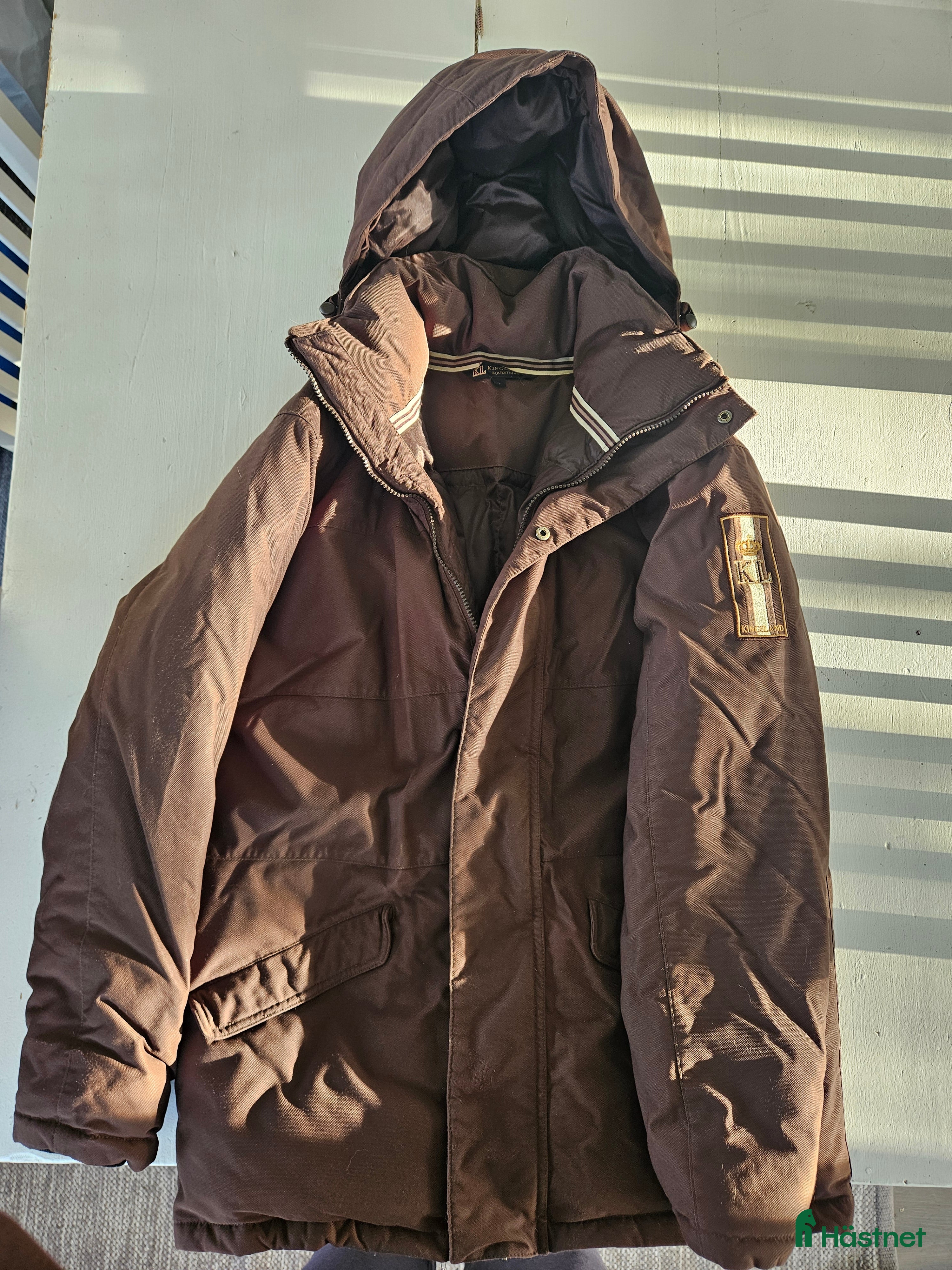 Jackor & Kavajer ryttarutrustning till salu: Brun Kingsland Parkas i Härnösand - Annons 24