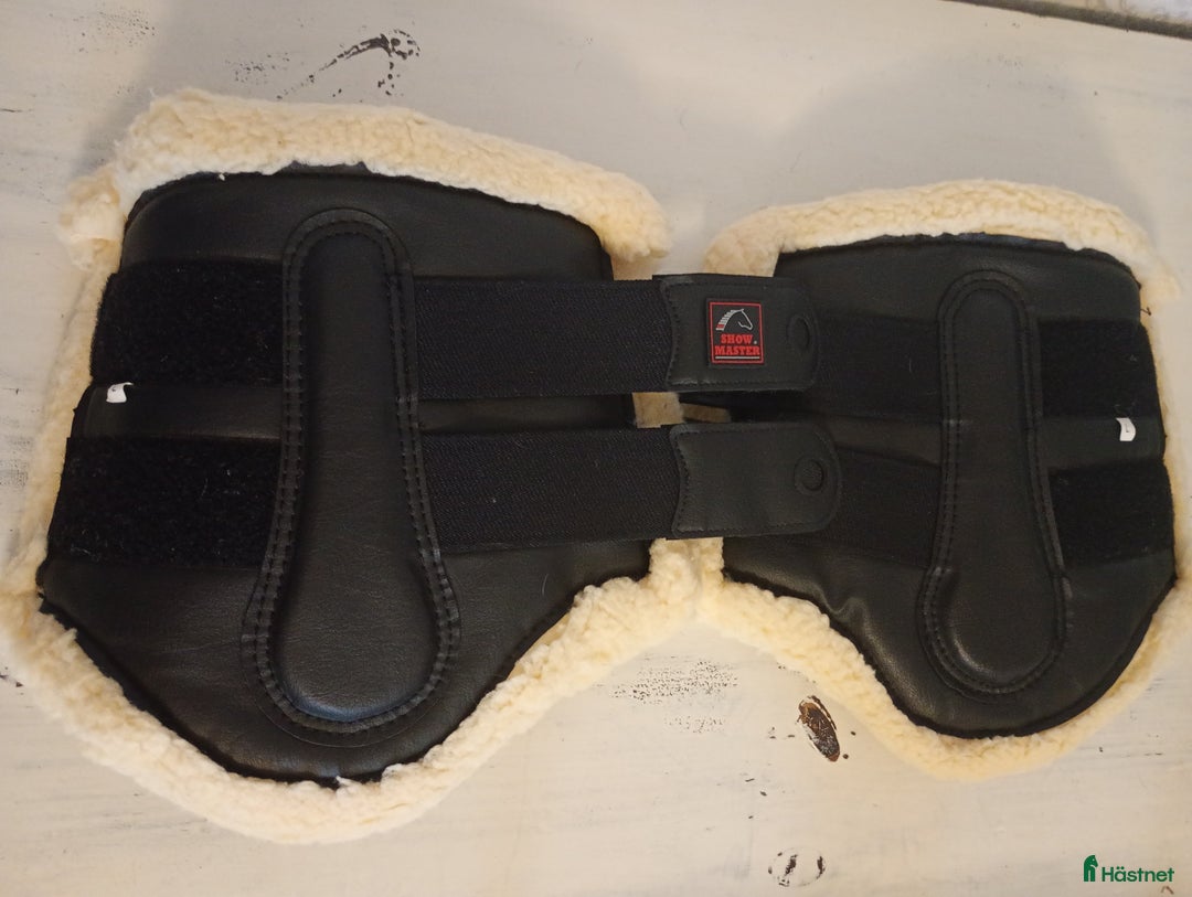 Benskydd hästutrustning till salu: Fluffiga benskydd  i Strömstad - Annons 2