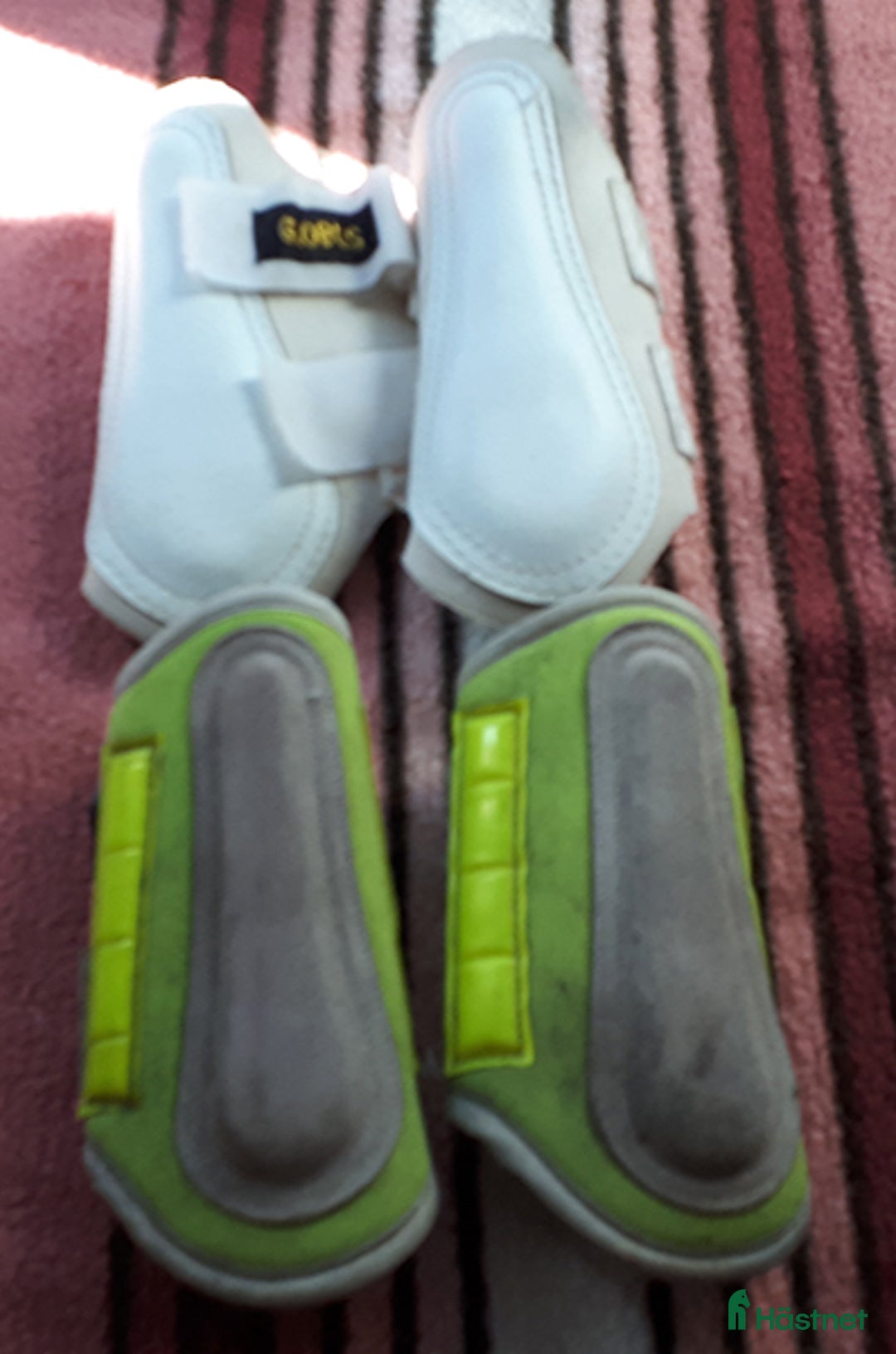 Benskydd hästutrustning till salu: Shetland-size benskydd = 20kr totalt i Tomelilla - Annons 1