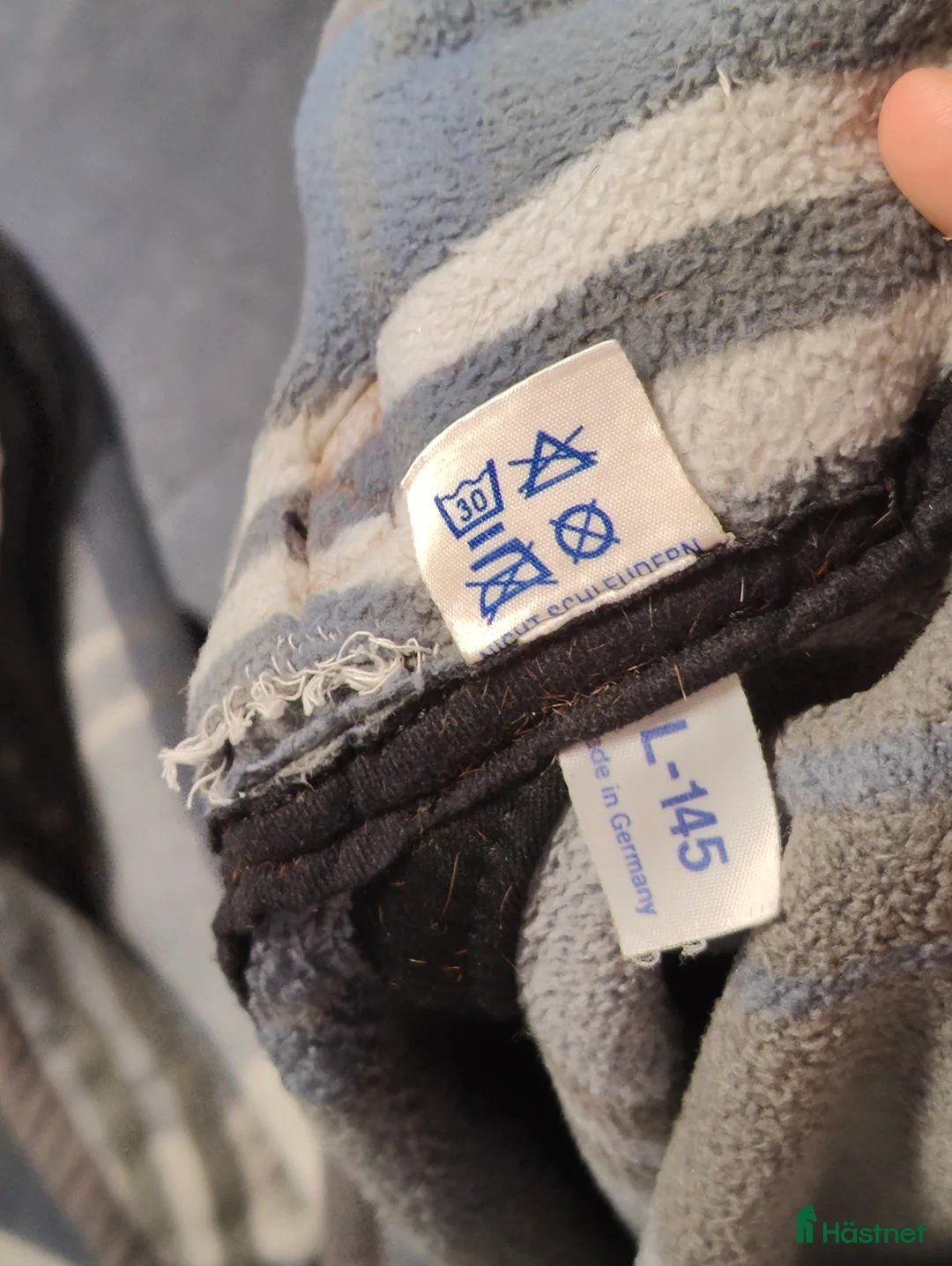 Täcken hästutrustning till salu: Fleecetäcke med hel hals i Ängelholm - Annons 4