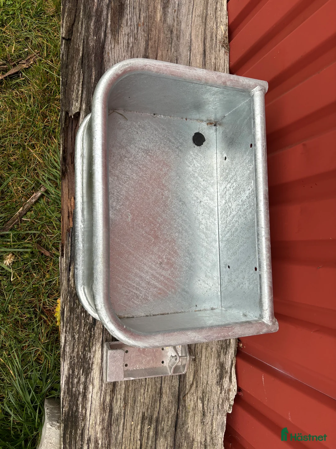 Övrig utrustning övrig utrustning till salu: Krubba och hållare för vattenhink i Alingsås - Annons 2