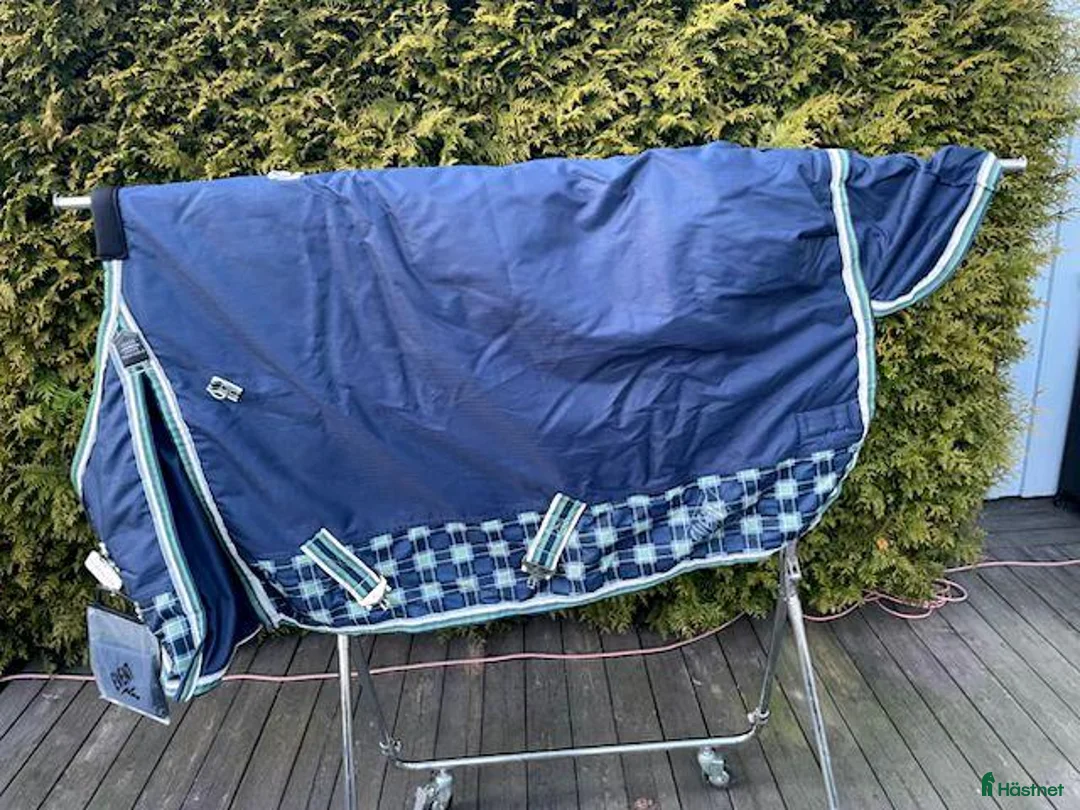 Täcken hästutrustning till salu: Övergångstäcke Hansbo, 200g - Annons 1
