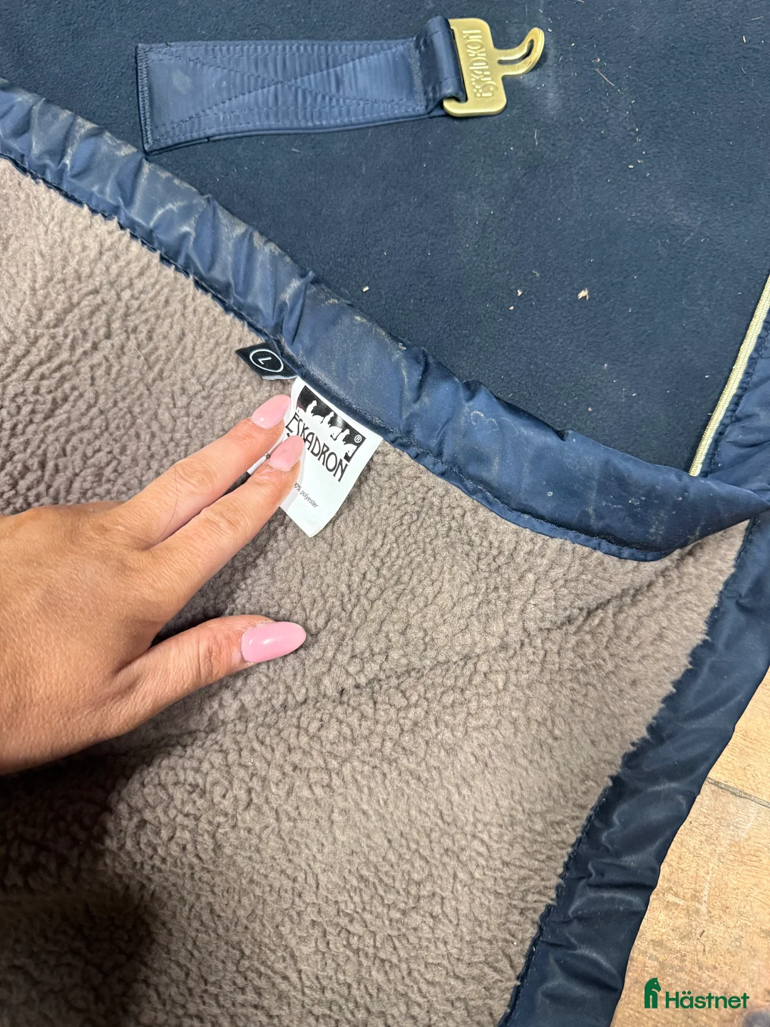 Täcken hästutrustning till salu: Eskadron fleecetäcke med hals och teddy foder i Adelsö - Annons 3