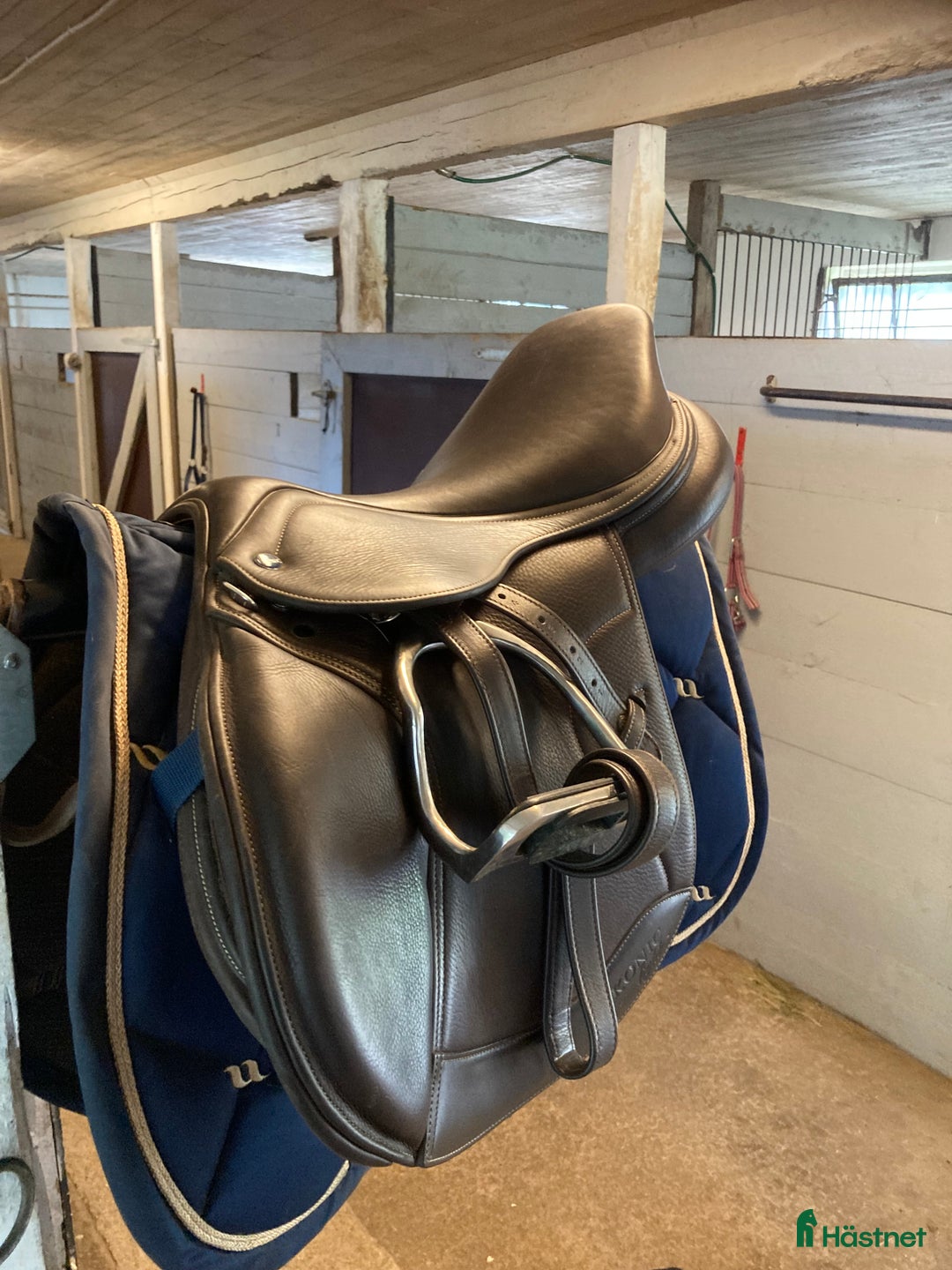 Sadlar hästutrustning till salu: Välskött Iconic Light hybrid hopp 16,5” i Torpsbruk - Annons 1