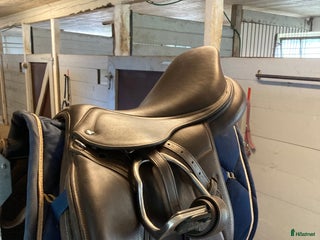 Sadlar hästutrustning till salu: Välskött Iconic Light hybrid hopp 16,5” i Torpsbruk - Annons 1