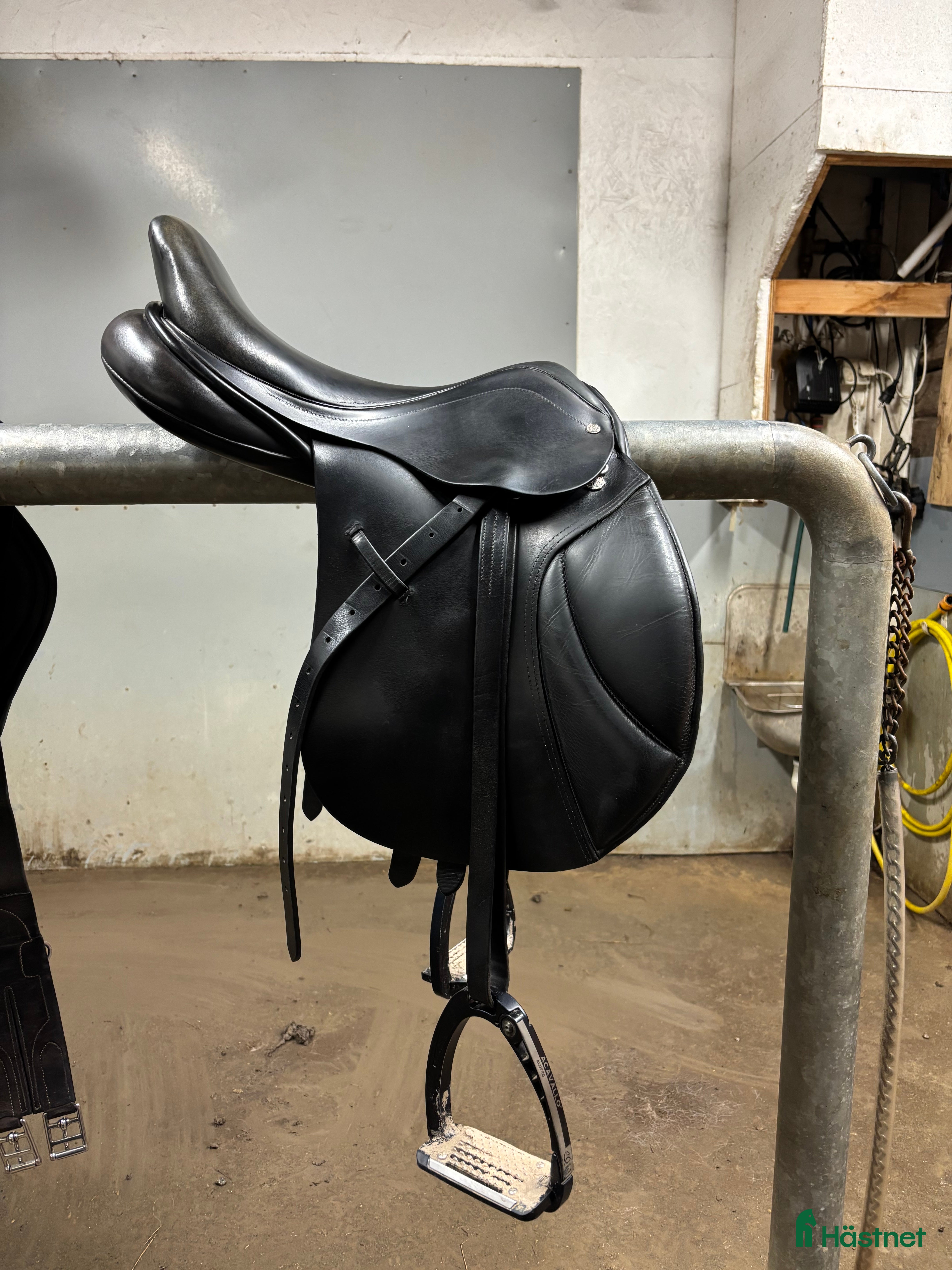 Sadlar hästutrustning till salu: Svart Barnsby hoppsadel  i Vänge - Annons 2