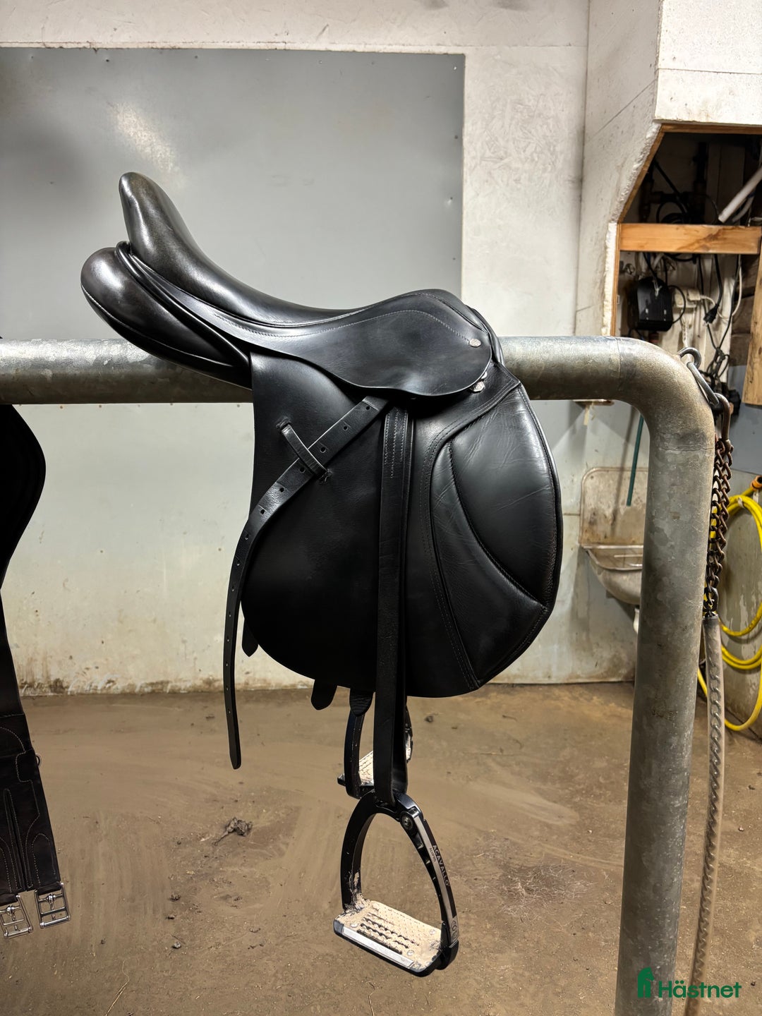 Sadlar hästutrustning till salu: Svart Barnsby hoppsadel  i Vänge - Annons 1