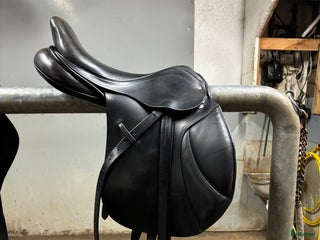 Sadlar hästutrustning till salu: Svart Barnsby hoppsadel i Vänge - Annons 9