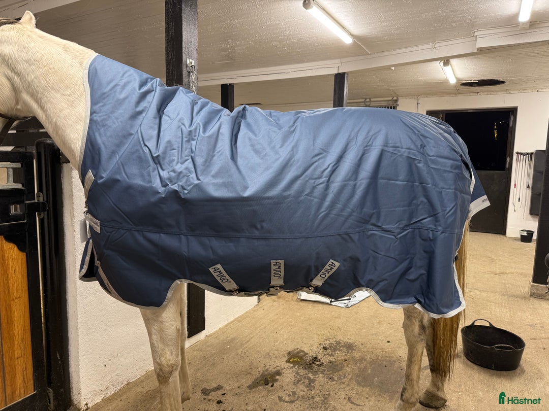 Täcken hästutrustning till salu: Amigo Wug 150g 145cm i Rävlanda - Annons 1