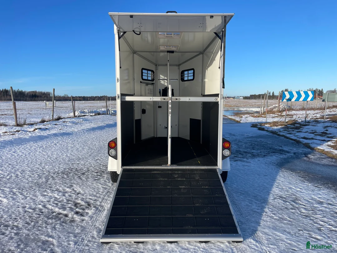 Hästtransporter  fordon & transport till salu: UME B35 - Stort släp i litet format! - Annons 3