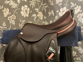 Sadlar hästutrustning till salu: Snygg CWD 2Gs sadel - sparsamt använd i Eskilstuna - Annons 1
