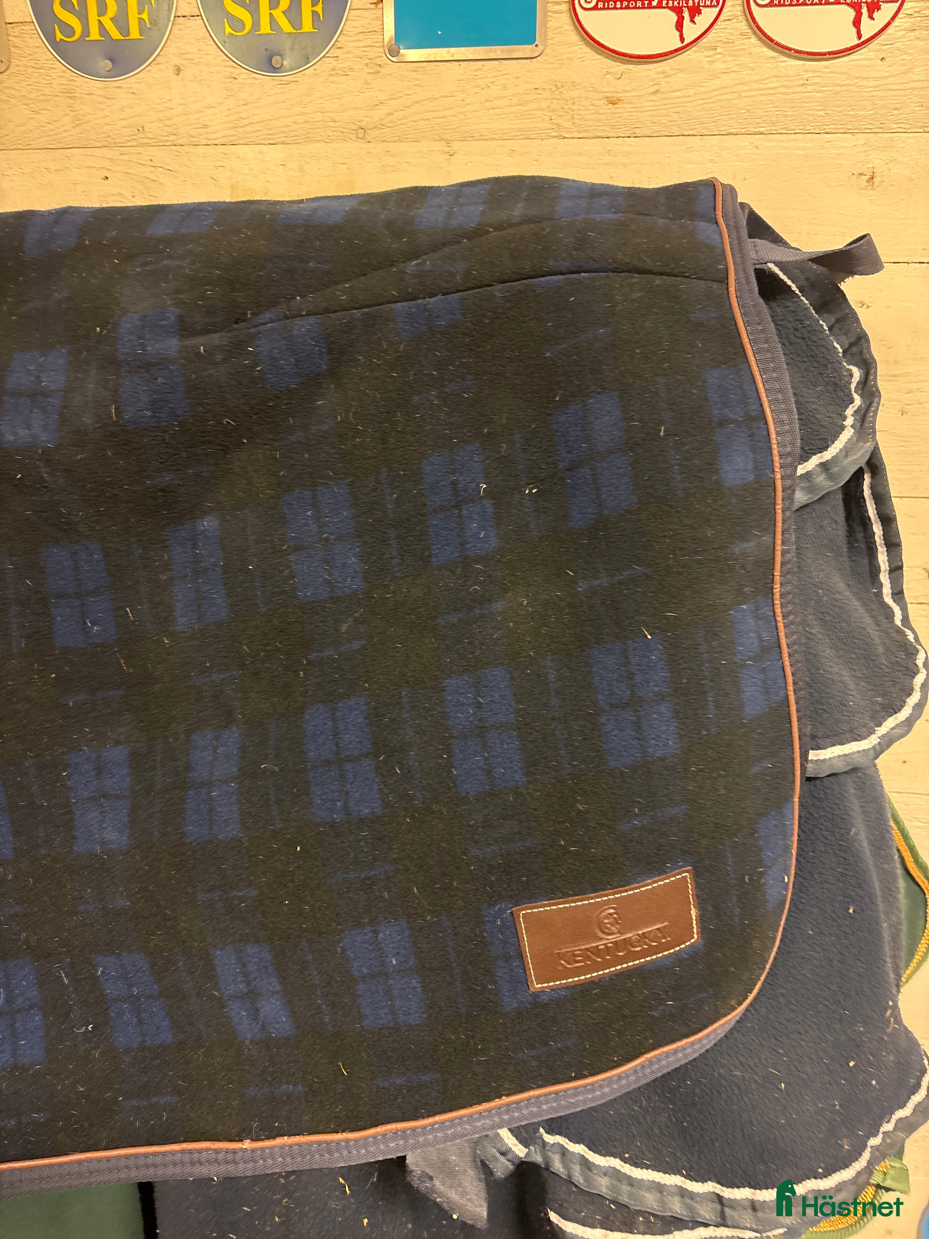 Täcken hästutrustning till salu: Kentucky rutigt ull ländtäcke i Rosersberg - Annons 24