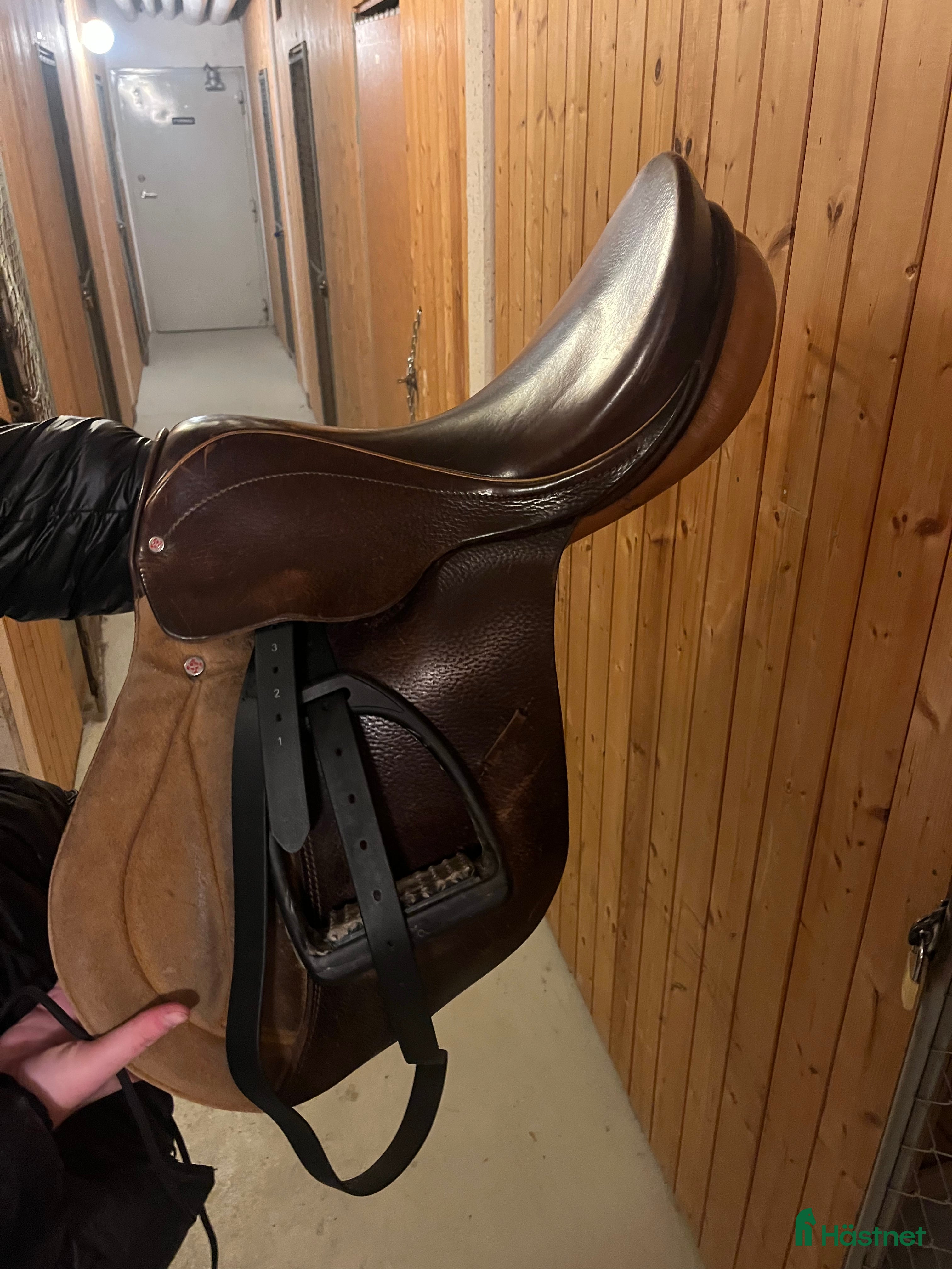 Sadlar hästutrustning till salu: Framskuren hoppsadel  i Södertälje - Annons 13