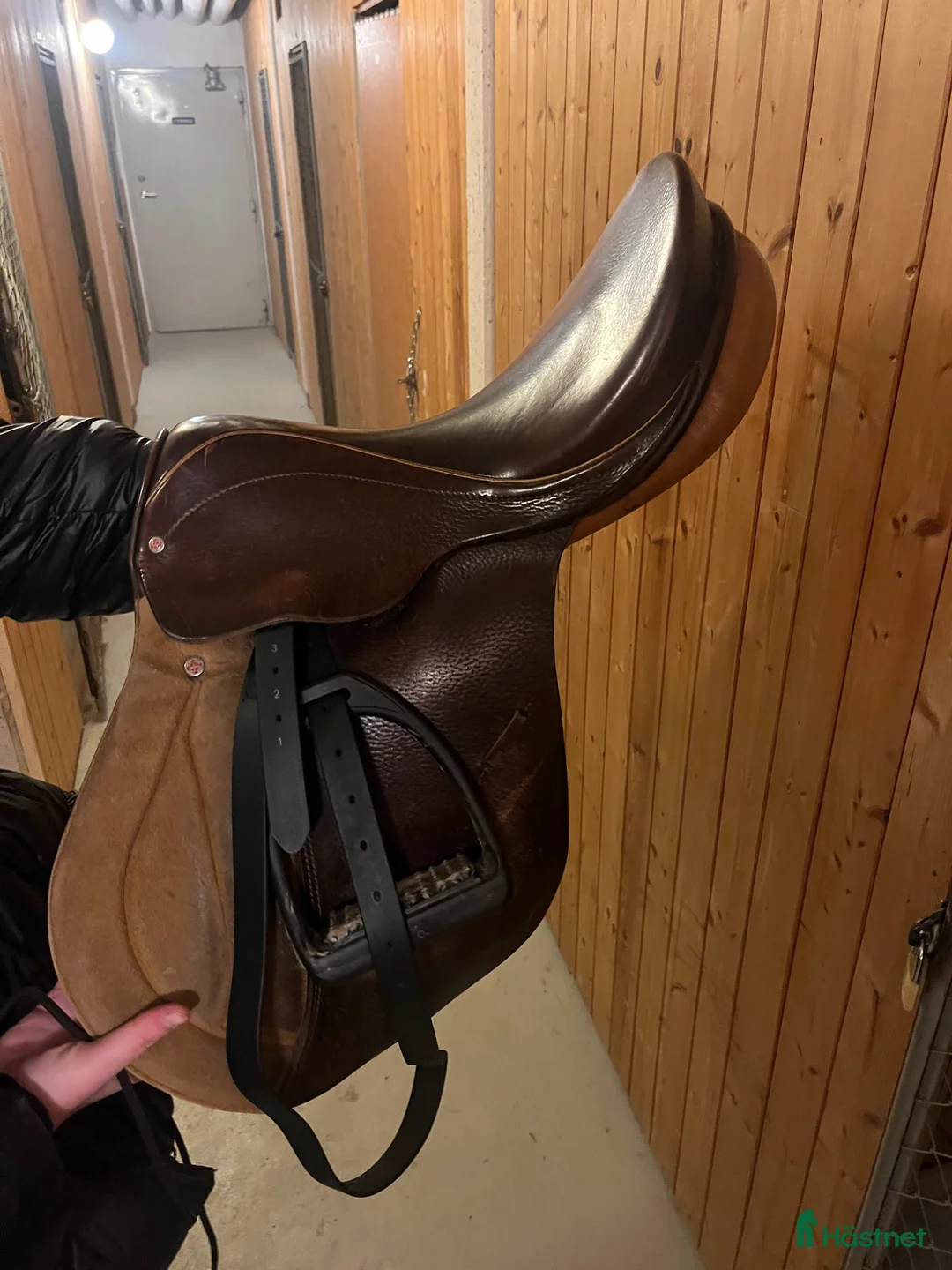 Sadlar hästutrustning till salu: Framskuren hoppsadel  i Södertälje - Annons 1