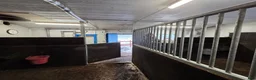  stallplats finnes: Litet stall med två ponny boxar och sadelkammare - Annons 3