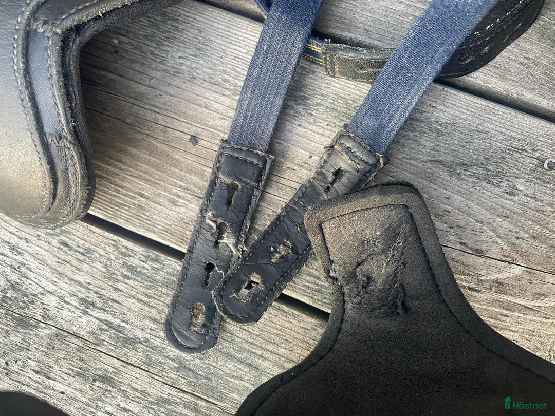 Benskydd hästutrustning till salu: Benskydd med avtagbara fårskinn i Åkersberga - Annons 4