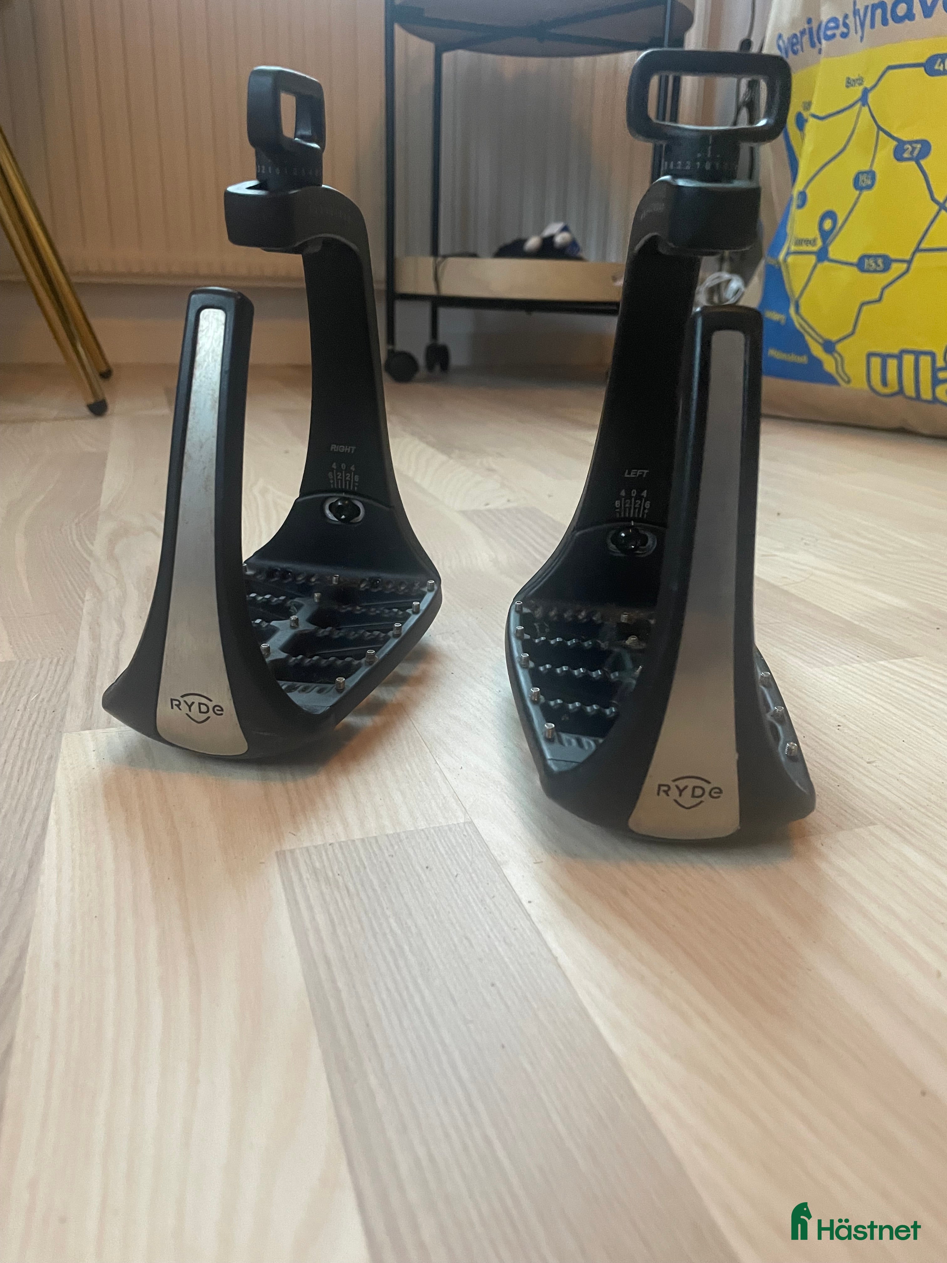 Stigbyglar hästutrustning till salu: Ryde stigbyglar svarta  i Grimeton - Annons 1