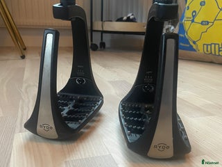 Stigbyglar hästutrustning till salu: Ryde stigbyglar svarta i Grimeton - Annons 1