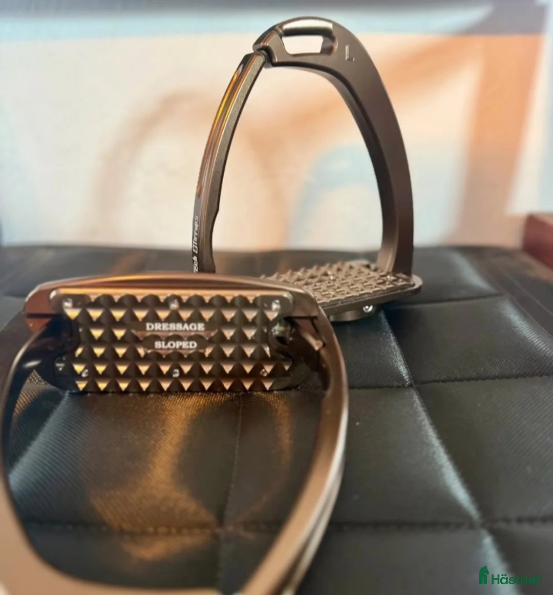 Stigbyglar hästutrustning till salu: Venice Dressage Sloped Tech stigbygel - Annons 2