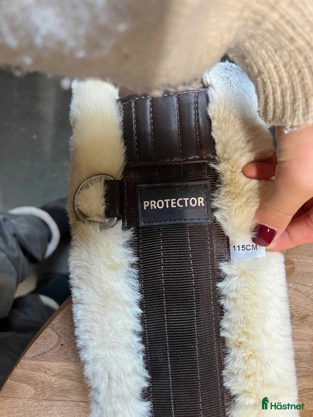 Sadeltillbehör hästutrustning till salu: Brun fluff sadelgjord från protector i Askim - Annons 2