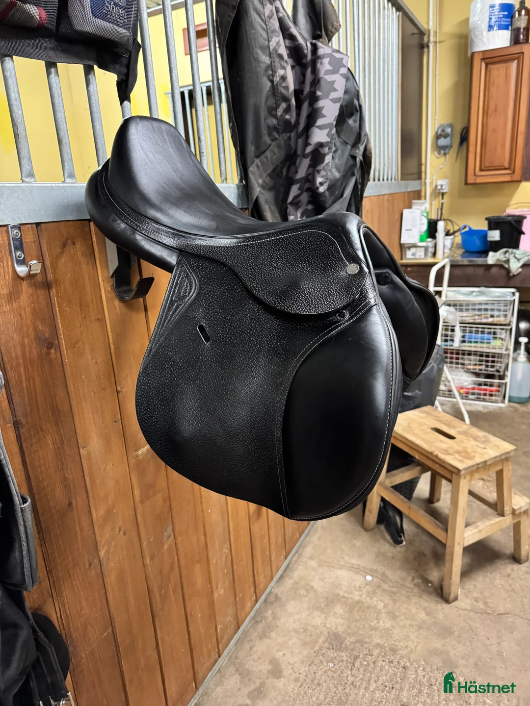 Sadlar hästutrustning till salu: Svart Equiline e5 hoppsadel  i Degerfors - Annons 2