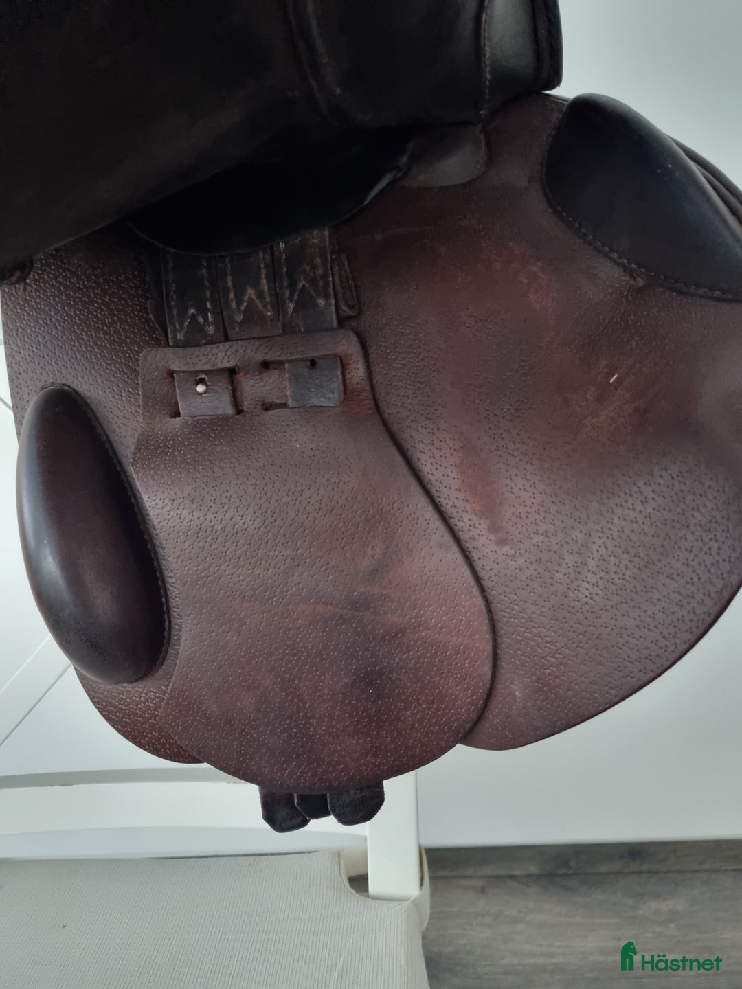 Sadlar hästutrustning till salu: Fin brun hoppsadel 17" i Tvååker - Annons 6