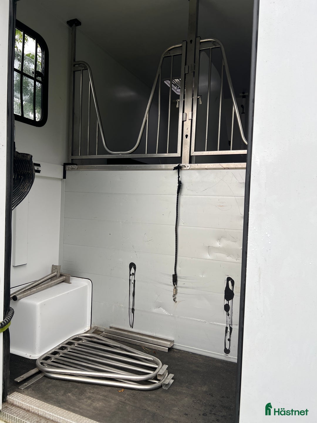 Hästlastbilar  fordon & transport till salu: Tvåhästars hästlastbil b-kort -22 momsad i Olofström - Annons 3